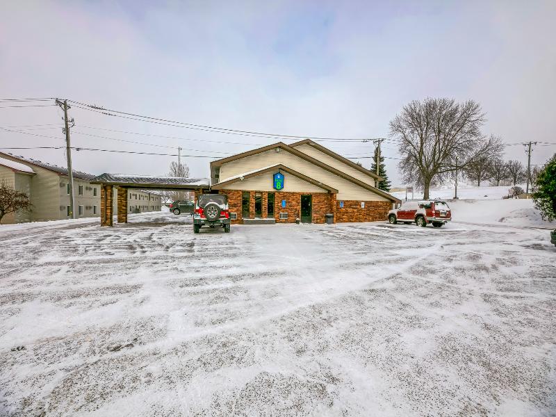 Hotel 8 Fergus Falls image