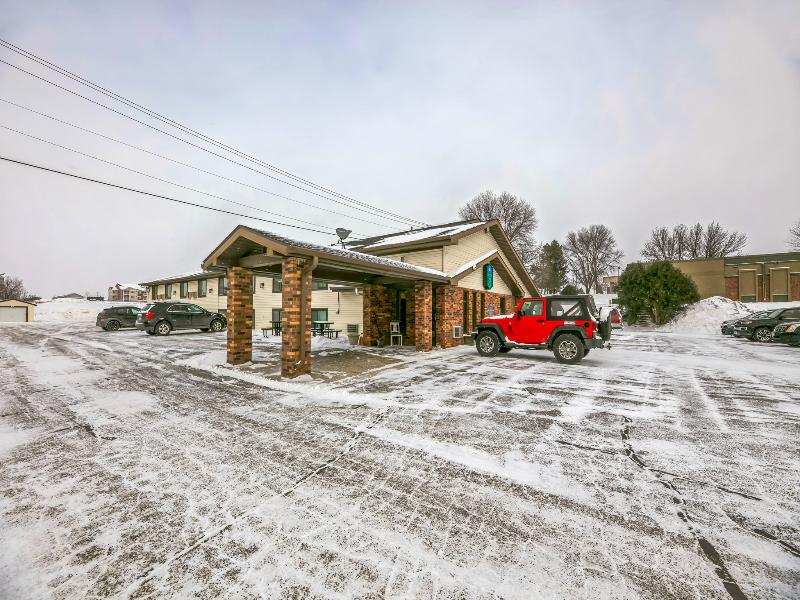 Hotel 8 Fergus Falls image