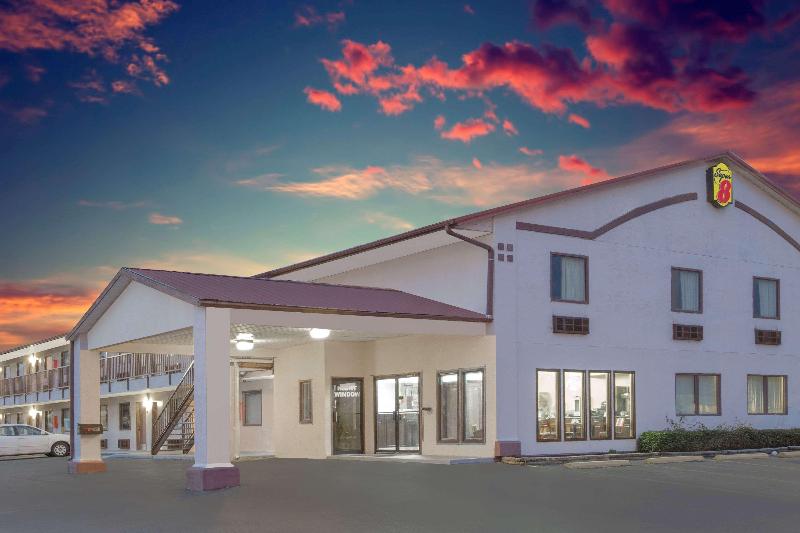 Super 8 by Wyndham Moody