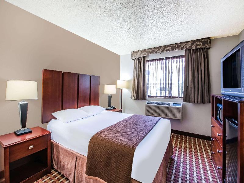 Super 8 By Wyndham Harlingen Tx image