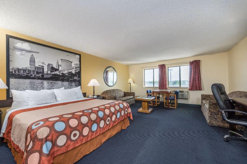 Super 8 By Wyndham Franklin/Middletown Area image