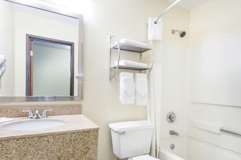 Super 8 By Wyndham Franklin/Middletown Area image