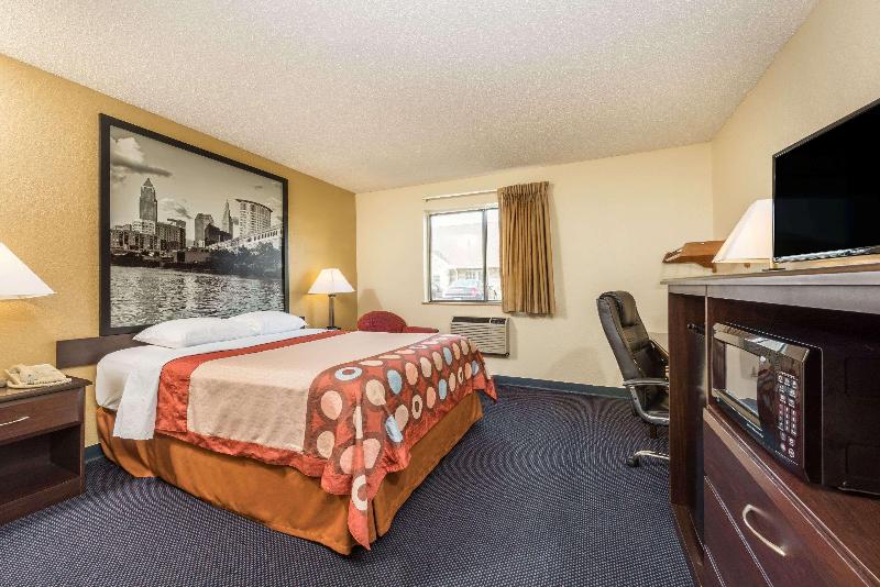 Super 8 By Wyndham Franklin/Middletown Area image
