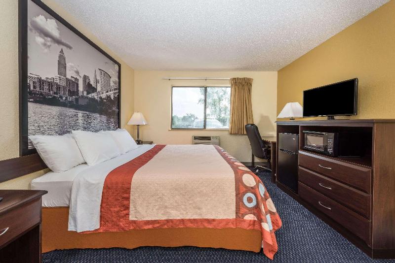 Super 8 By Wyndham Franklin/Middletown Area image