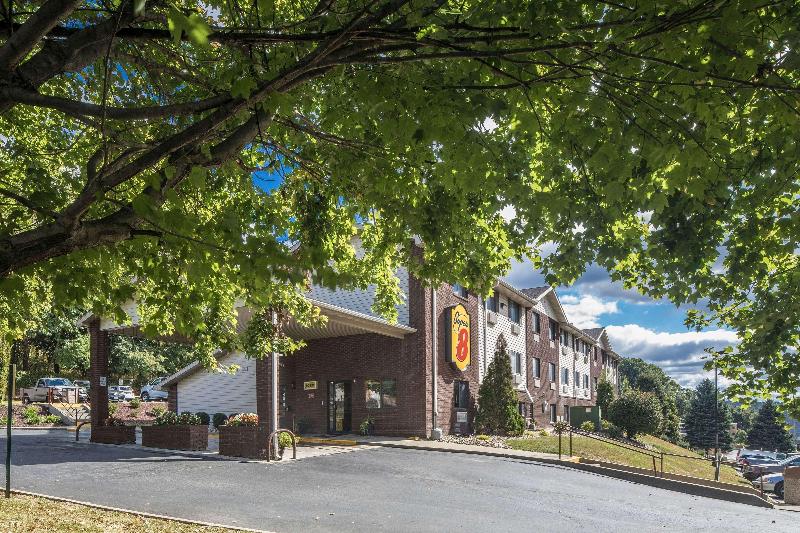 Super 8 by Wyndham Steubenville — main photo