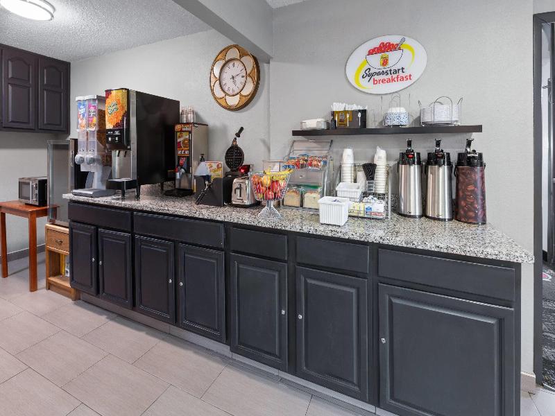 Super 8 By Wyndham Kent/Akron Area image