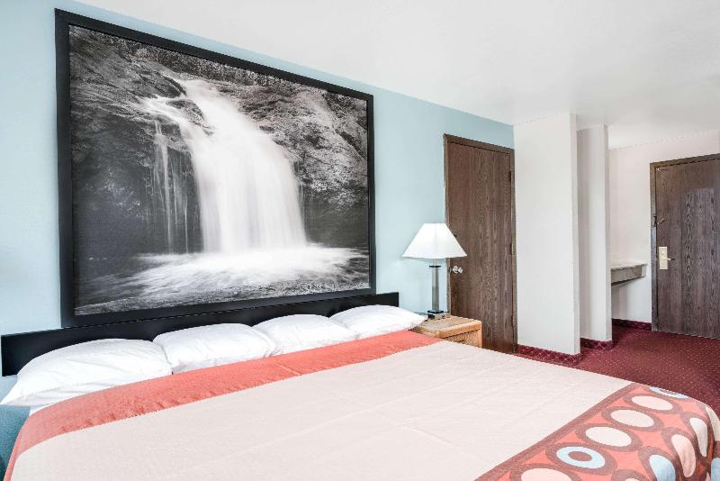 Super 8 by Wyndham Tomah Wisconsin image