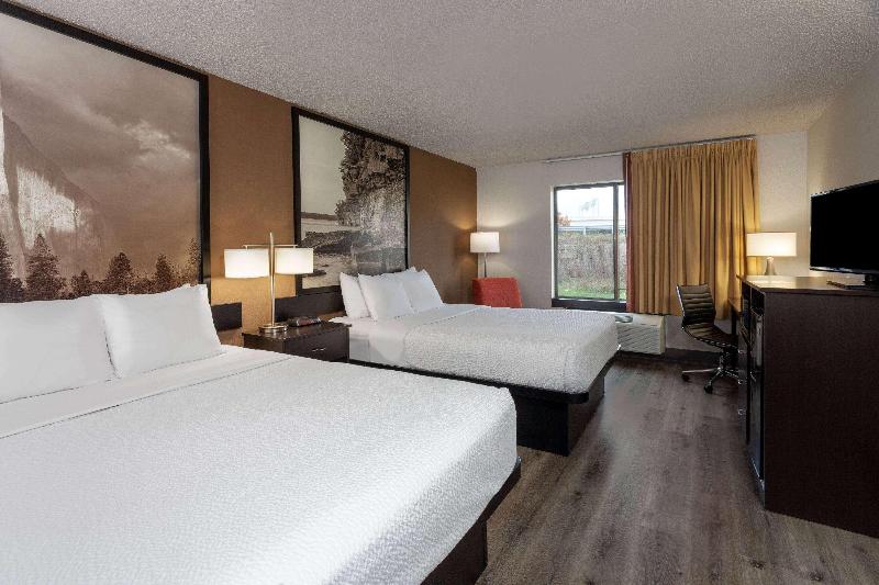Super 8 by Wyndham Wausau image