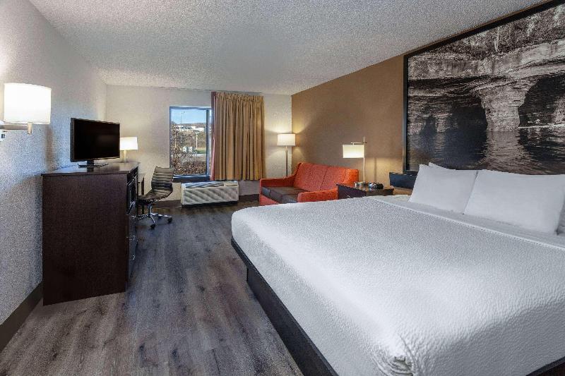 Super 8 by Wyndham Wausau image