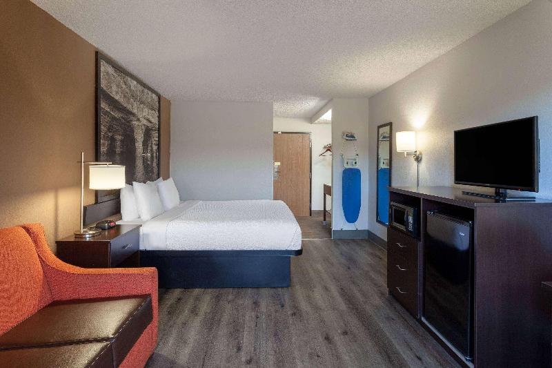 Super 8 by Wyndham Wausau image