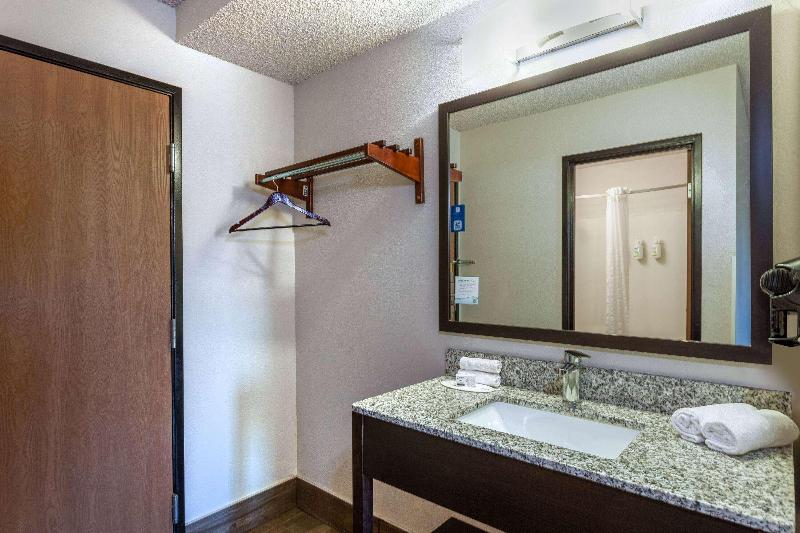 Super 8 by Wyndham Wausau image