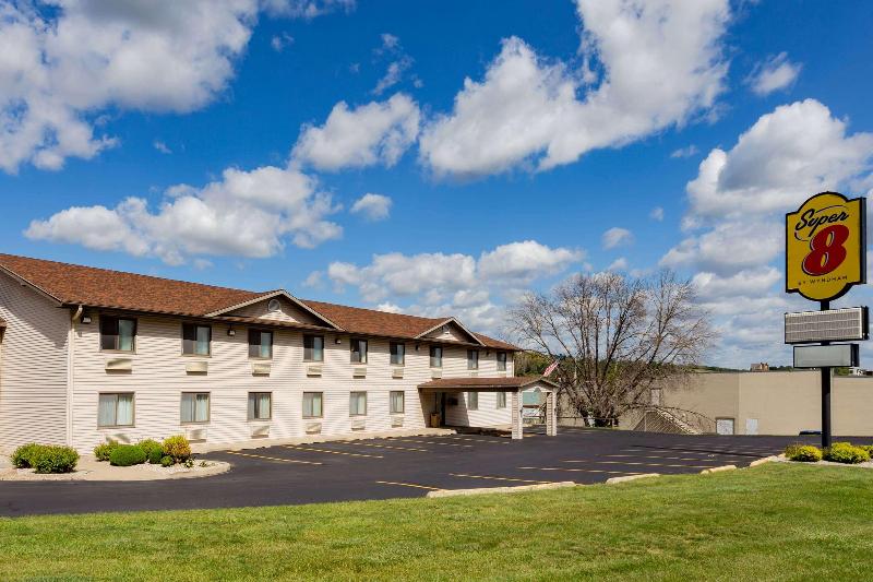 Super 8 By Wyndham Decorah image