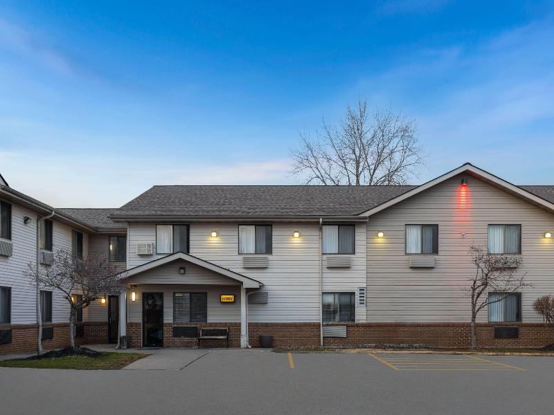 Super 8 by Wyndham Mentor/Cleveland Area image