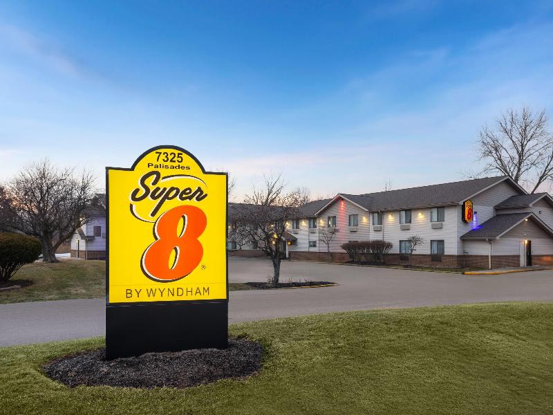 Super 8 by Wyndham Mentor/Cleveland Area image