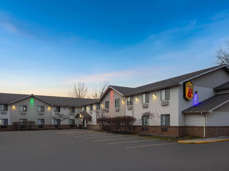 Super 8 by Wyndham Mentor/Cleveland Area image
