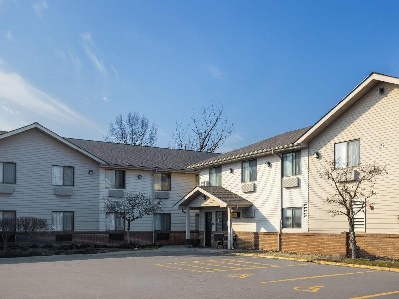 Super 8 by Wyndham Mentor/Cleveland Area image