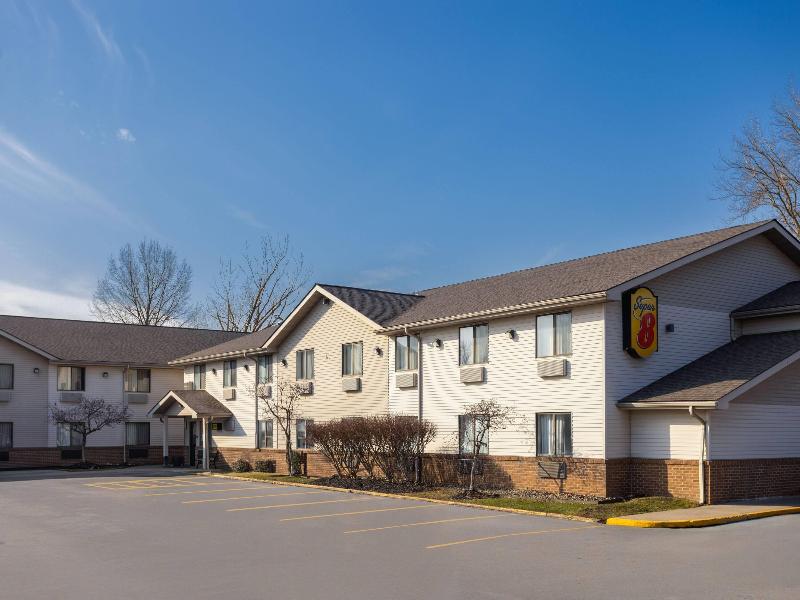 Super 8 by Wyndham Mentor/Cleveland Area image