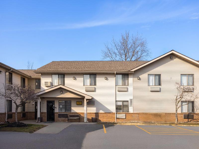 Super 8 by Wyndham Mentor/Cleveland Area image