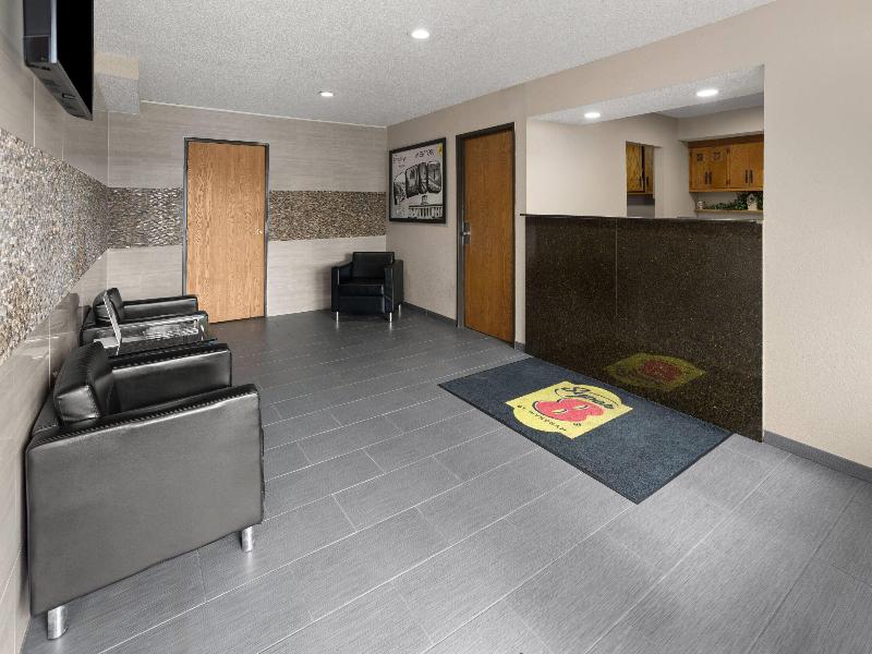 Super 8 by Wyndham Mentor/Cleveland Area image