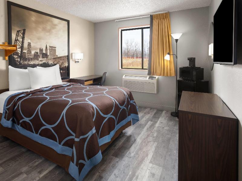 Super 8 by Wyndham Mentor/Cleveland Area image