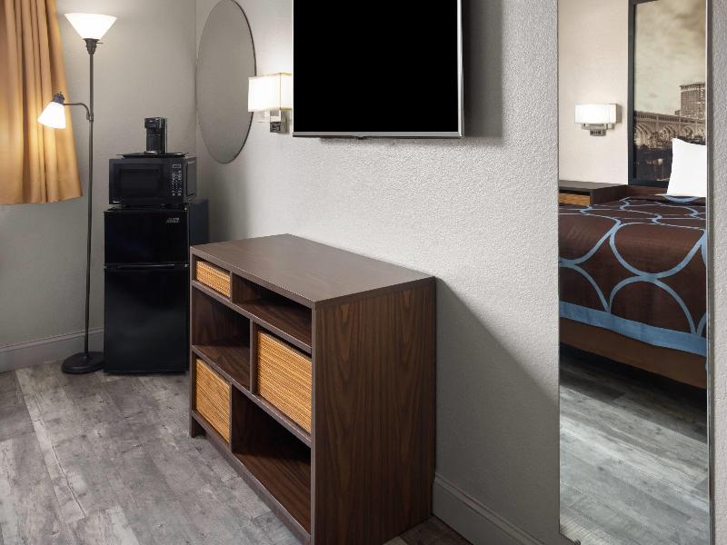 Super 8 by Wyndham Mentor/Cleveland Area image