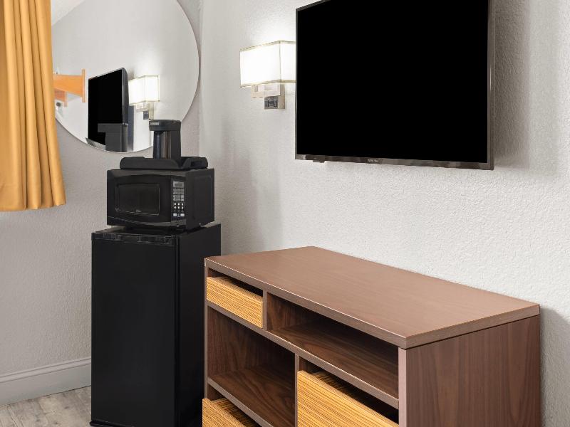 Super 8 by Wyndham Mentor/Cleveland Area image