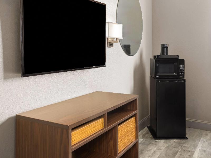 Super 8 by Wyndham Mentor/Cleveland Area image