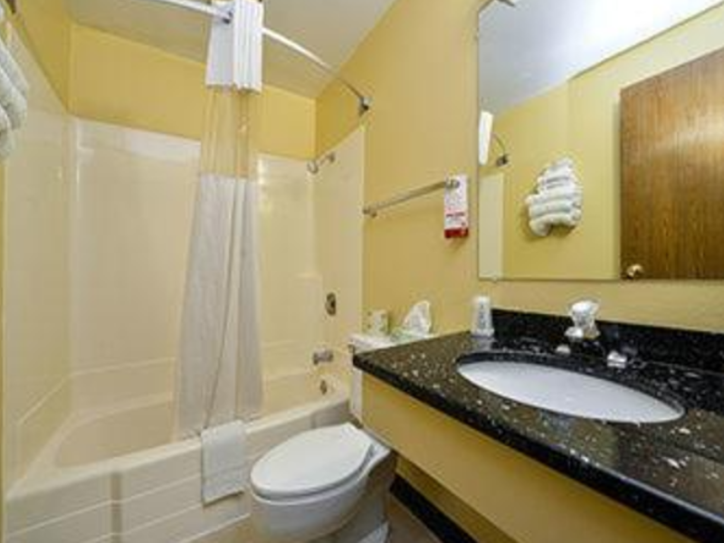 Super 8 By Wyndham Minot Airport image