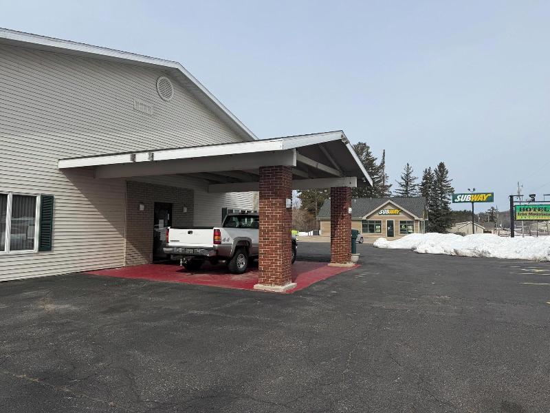 Super 8 by Wyndham Iron Mountain