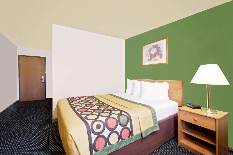 Super 8 by Wyndham Marshall image 6