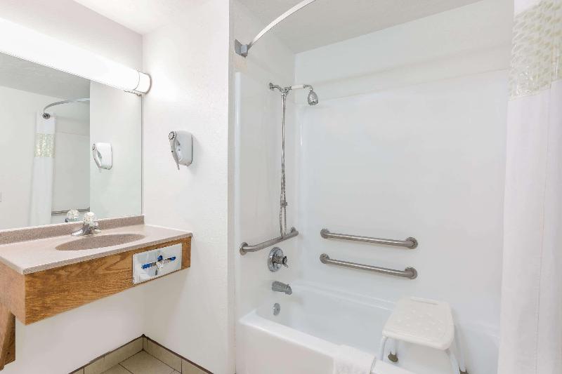 Super 8 By Wyndham North Sioux City image