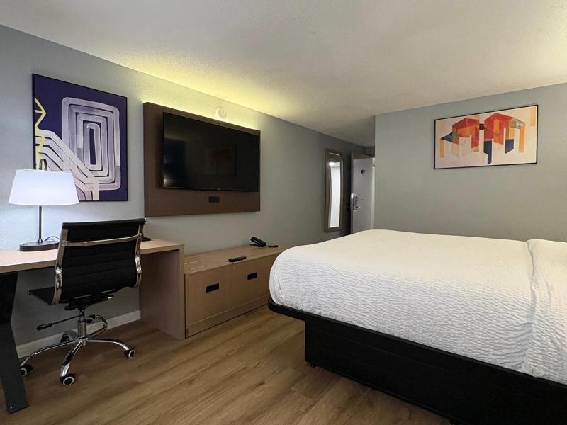Super 8 by Wyndham Mankato image