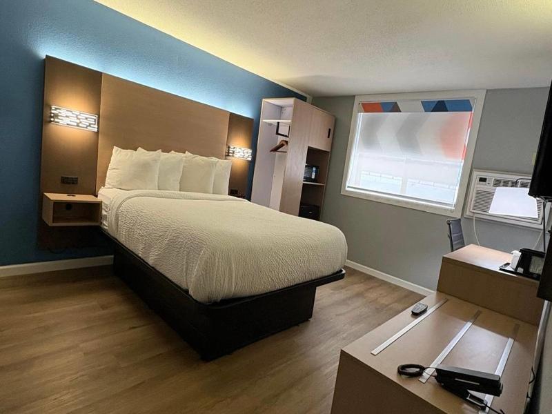Super 8 by Wyndham Mankato image