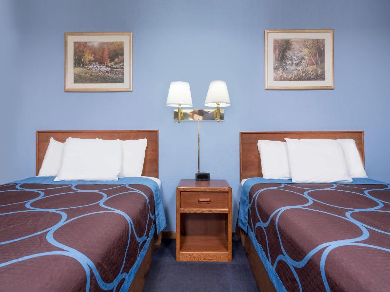 DOUBLE TWO QUEEN BEDS