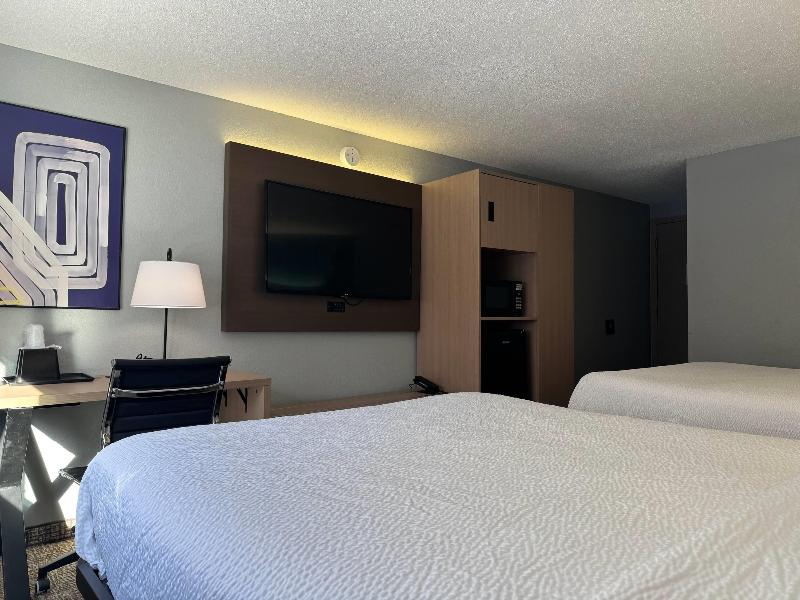 DOUBLE TWO QUEEN BEDS