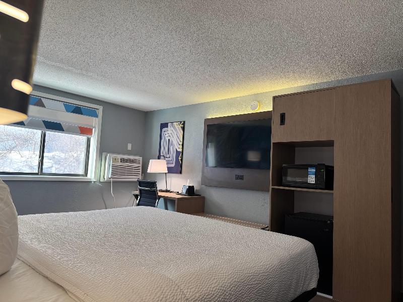 Super 8 by Wyndham Mankato image
