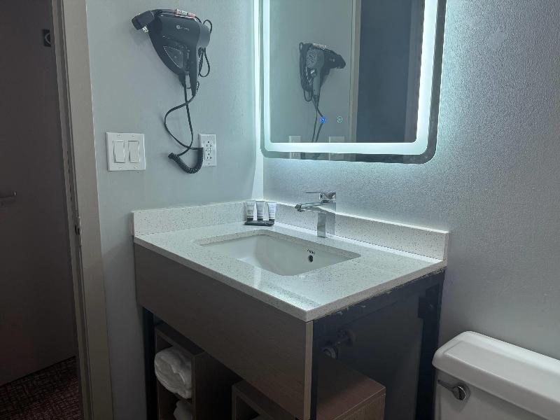 Super 8 by Wyndham Mankato image