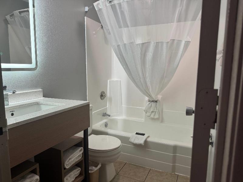 Super 8 by Wyndham Mankato image