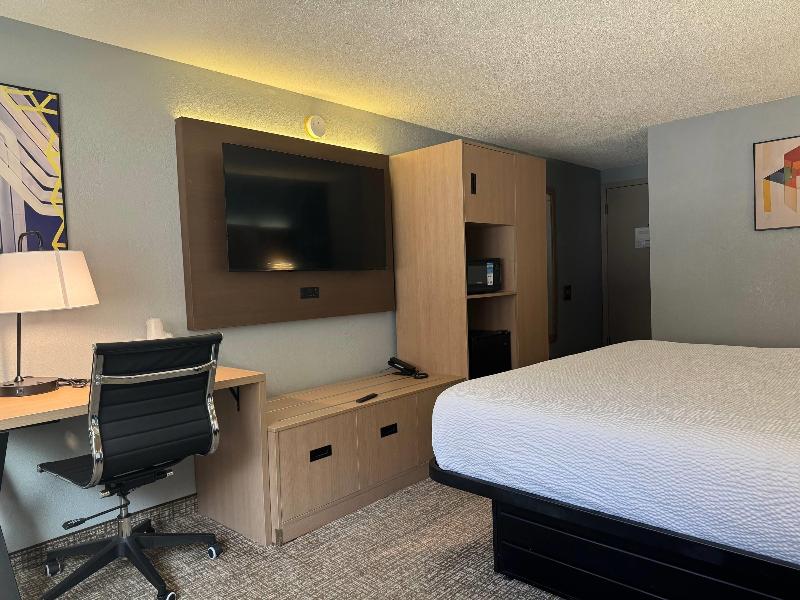 Super 8 by Wyndham Mankato image