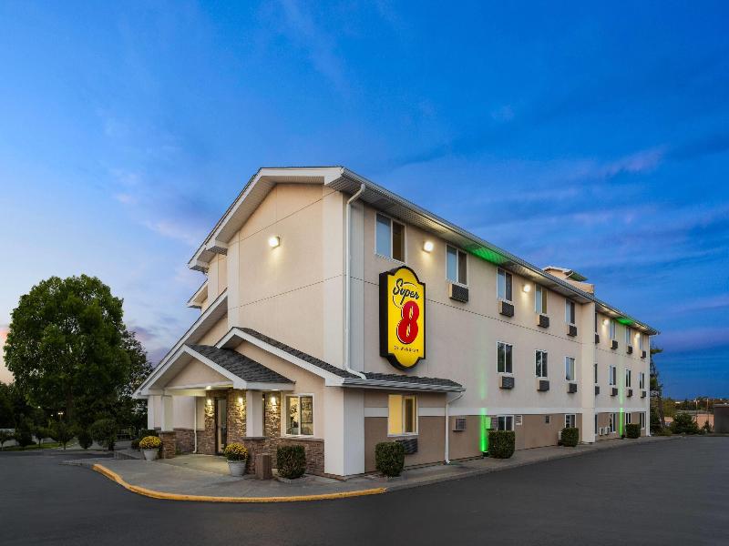 Super 8 by Wyndham Latham/Albany Airport image