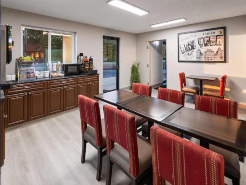 Super 8 by Wyndham Latham/Albany Airport image
