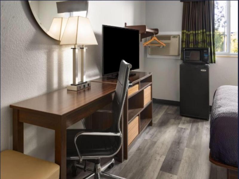 Super 8 by Wyndham Latham/Albany Airport image