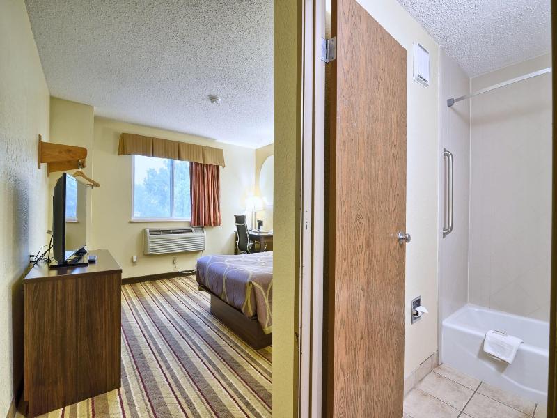 Super 8 by Wyndham Latham/Albany Airport image
