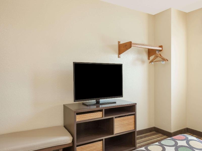 Super 8 by Wyndham Latham/Albany Airport image