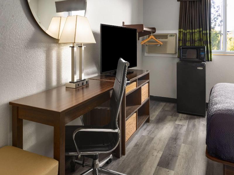 Super 8 by Wyndham Latham/Albany Airport image