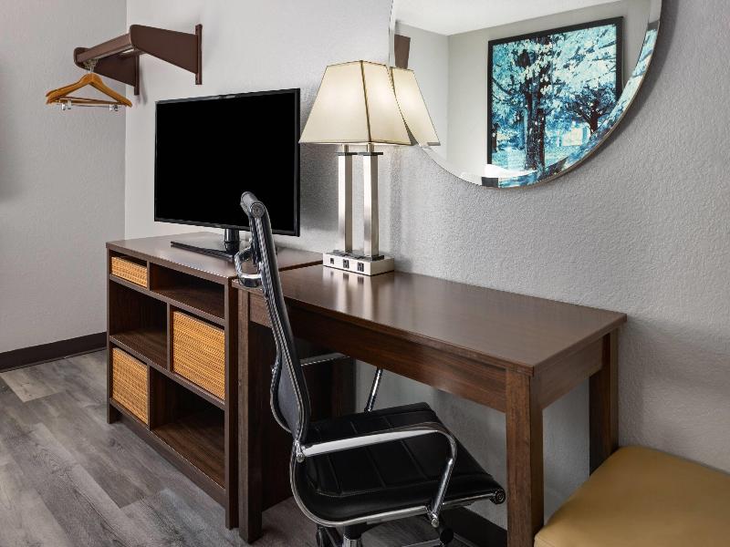 Super 8 by Wyndham Latham/Albany Airport image