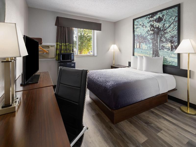 Super 8 by Wyndham Latham/Albany Airport image