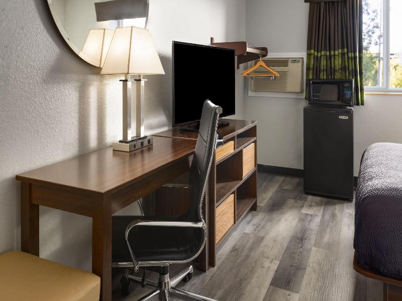 Super 8 by Wyndham Latham/Albany Airport image
