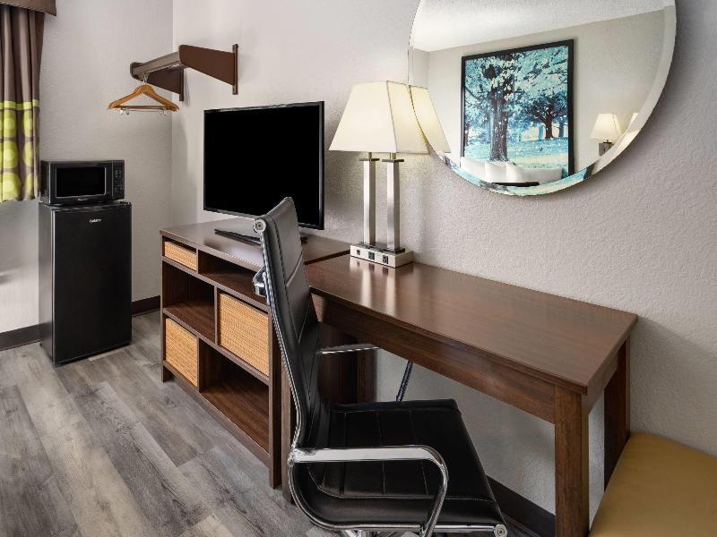 Super 8 by Wyndham Latham/Albany Airport image