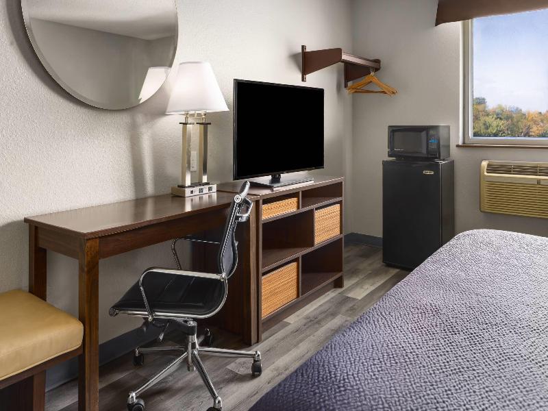 Super 8 by Wyndham Latham/Albany Airport image